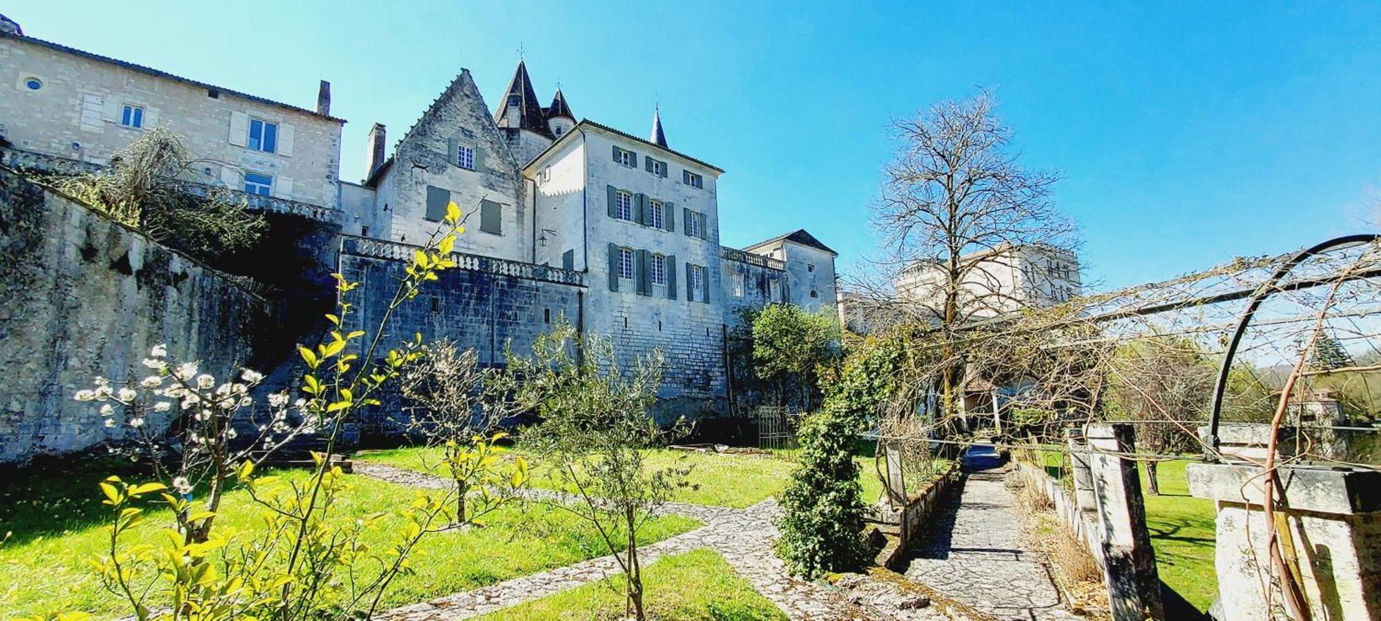 Chateau Des Senechaux, Bourdeilles Exterior photo